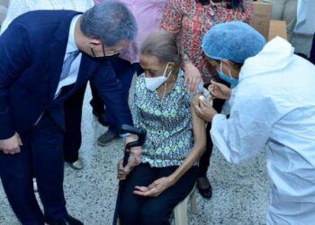 Leonel acompaña a su madre a vacunarse y ofrece su apoyo a la jornada