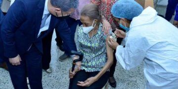 Leonel acompaña a su madre a vacunarse y ofrece su apoyo a la jornada