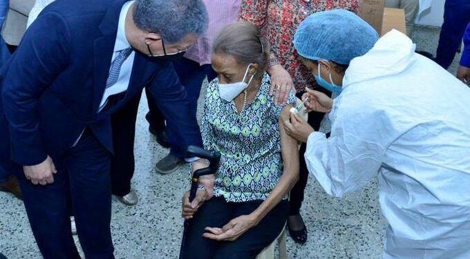 Leonel acompaña a su madre a vacunarse y ofrece su apoyo a la jornada