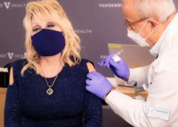 Dolly Parton donó un millón de dólares para financiar la vacuna y esperó su turno para recibirla