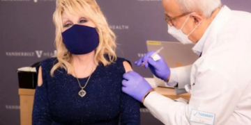 Dolly Parton donó un millón de dólares para financiar la vacuna y esperó su turno para recibirla