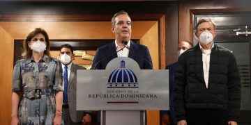 Abinader arriba al país tras permanecer por cinco días en España