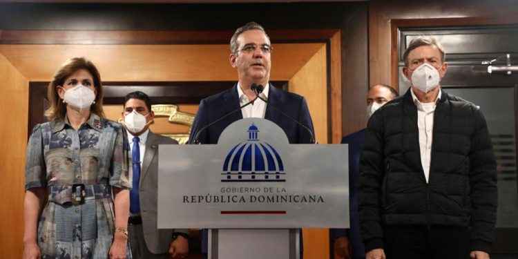 Abinader arriba al país tras permanecer por cinco días en España