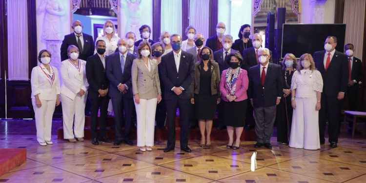Presidente Abinader juramenta voluntariados de salud y cultura
