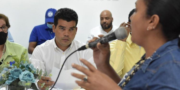 Arnaud garantiza a juntas de vecinos de provincias Hermanas Mirabal y Duarte solución en servicio de agua potable y saneamiento