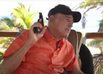 Andrés García dispara su arma («¡pum, pum, pum!») en medio de una entrevista