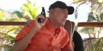 Andrés García dispara su arma («¡pum, pum, pum!») en medio de una entrevista