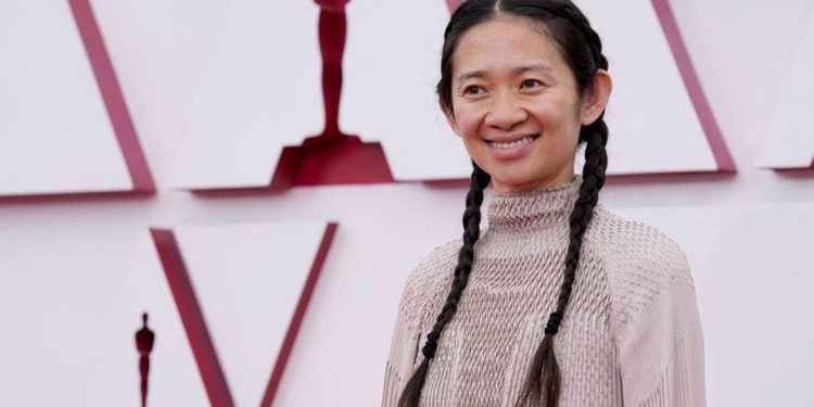 La directora Chloé Zhao ganó un histórico Oscar por “Nomadland”