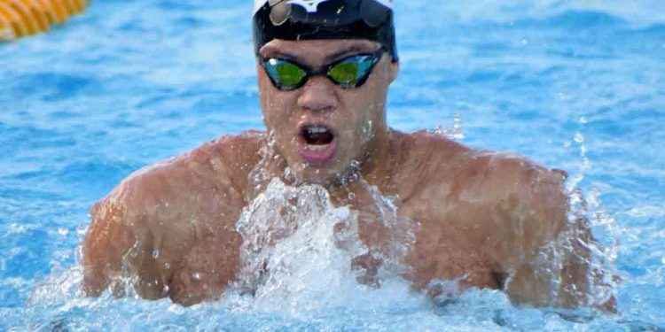Josué Domínguez impone récord absoluto en 100 metros pecho