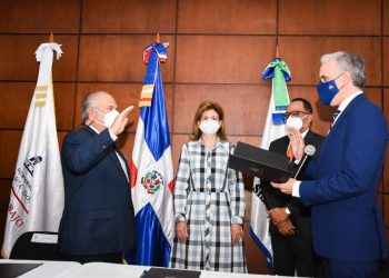 Miguel De Camps juramenta a Feris Iglesias como Superintendente SISALRIL