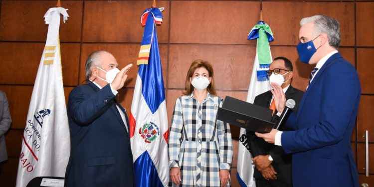 Miguel De Camps juramenta a Feris Iglesias como Superintendente SISALRIL