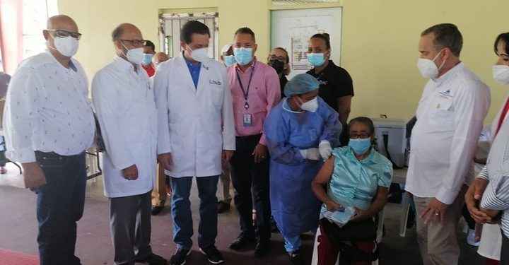 Ministro de Salud Daniel Rivera dice gran parte de adultos mayores, maestros y policías están vacunados