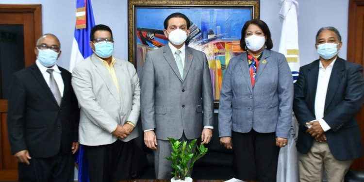 Ministro Salud recibe delegación CDP; coordinan colaboración sanitaria