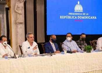 Presidente Abinader se reúne con juntas de vecinos de Villa Altagracia 