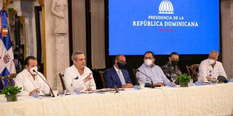 Presidente Abinader se reúne con juntas de vecinos de Villa Altagracia 