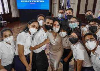 Primera dama anuncia a jóvenes ganadores de premio de la Nasa que serán becados por el ITLA