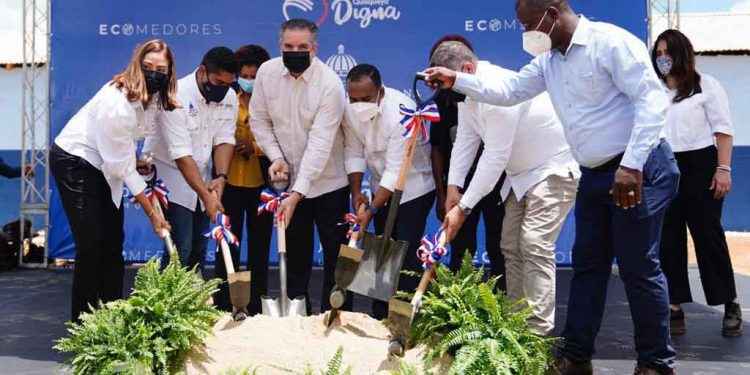 Propeep entrega diez casas a familias de escasos recursos en Chirino de Monte Planta