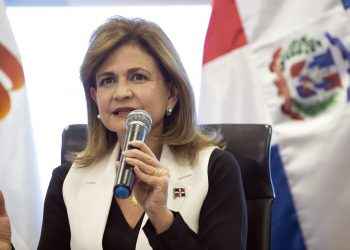 El Gobierno vacunará al personal hotelero y a los periodistas