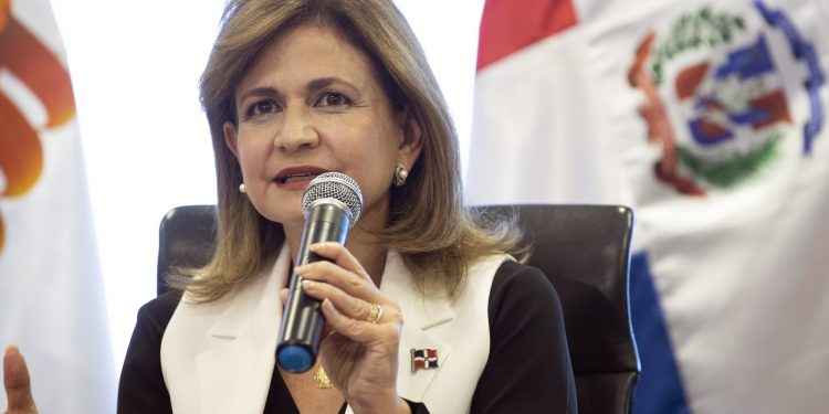 El Gobierno vacunará al personal hotelero y a los periodistas