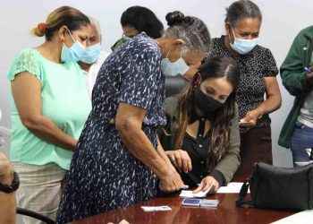 Senador Franklin Romero entrega pensiones solidarias a personas necesitadas de la provincia Duarte