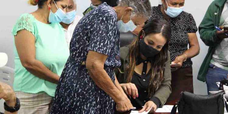 Senador Franklin Romero entrega pensiones solidarias a personas necesitadas de la provincia Duarte
