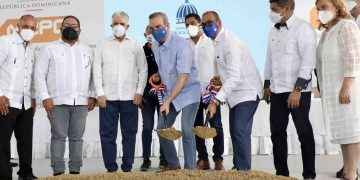 Presidente Abinader da primer palazo para construcción de retorno operacional en La Vega