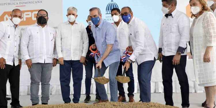 Presidente Abinader da primer palazo para construcción de retorno operacional en La Vega