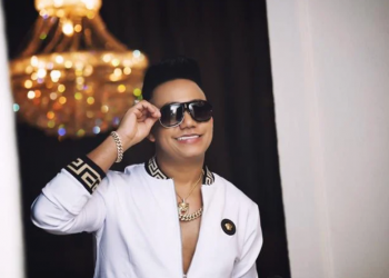 Elvis Martínez lavó platos, peló plátanos, antes de que la bachata lo sacara de la pobreza