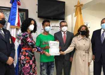 JCE entrega primera acta de nacimiento que no necesita ser legalizada