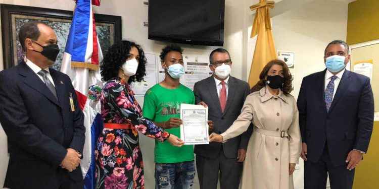 JCE entrega primera acta de nacimiento que no necesita ser legalizada