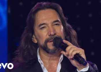 Marco Antonio Solís robándose suspiros con su última publicación en bata de baño