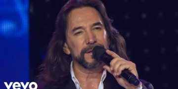 Marco Antonio Solís robándose suspiros con su última publicación en bata de baño