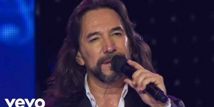 Marco Antonio Solís robándose suspiros con su última publicación en bata de baño