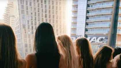 mujeres desnudas en un balcon Escandalo en Dubai1