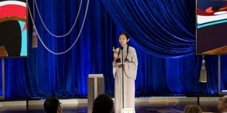 La directora de «Nomadland» Chloé Zhao hace historia en unos Óscar pandémicos