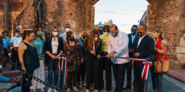 ADN y Banreservas entregan remozados la Puerta de la Misericordia