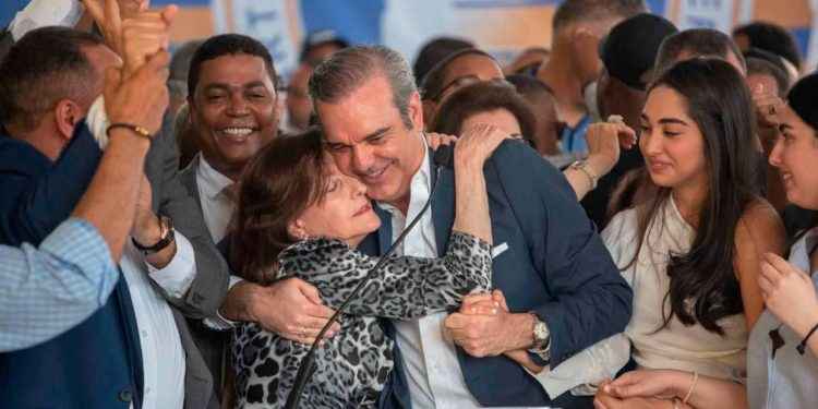 Abinader felicita a las madres dominicanas en su día