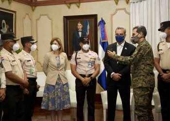 Presidente Abinader recibe rescatistas del teleférico y define su acción de heroica