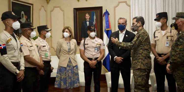 Presidente Abinader recibe rescatistas del teleférico y define su acción de heroica