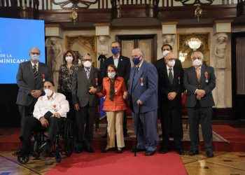 Presidente Abinader reconoce labor, ejemplo de compromiso y entrega de 7 médicos dominicanos
