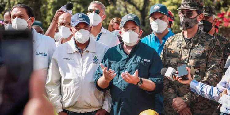 Andrés Cueto resalta trabajo de colaboradores en rescate usuarios Teleférico