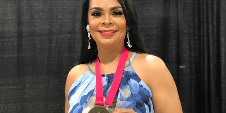 Anlly Pintini nominada a los premios soberano, es reconocida por comunicadoras hispanas en Expolit 2021, Miami