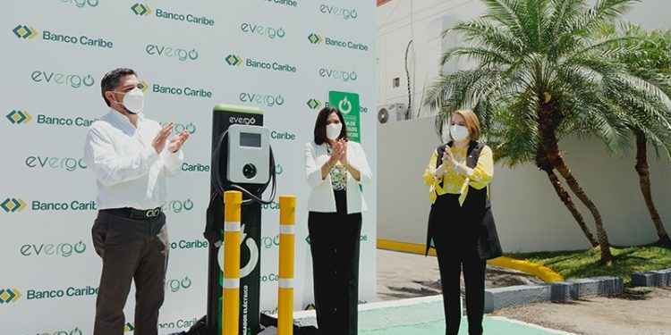 Banco Caribe inaugura en Santiago segunda estación de carga Evergo para vehículos eléctricos