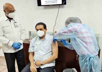 Ministro de Salud doctor Daniel Rivera se vacuna contra el Covid-19