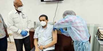 Ministro de Salud doctor Daniel Rivera se vacuna contra el Covid-19