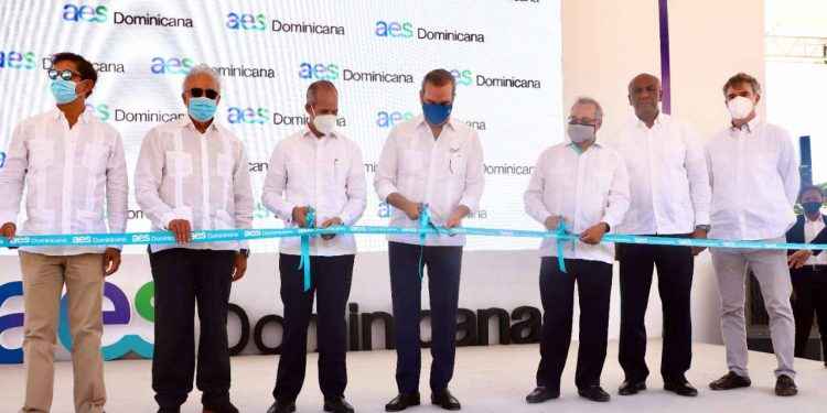 Presidente Abinader inaugura primera operación 100% renovable del Grupo AES en RD