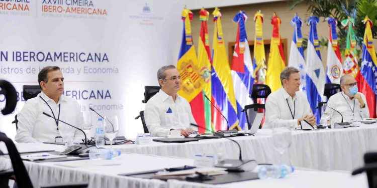 Presidente Abinader advierte de “peligrosas” crisis a causa de la pandemia