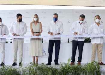 Presidente asiste a inauguración de complejo turístico con inversión de UDS120 millones