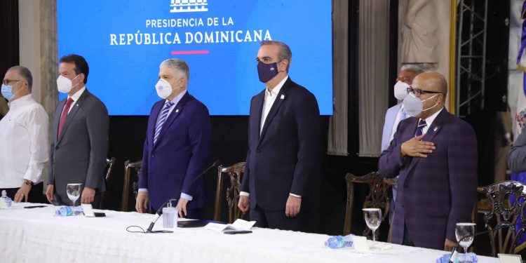 Presidente plantea diálogo nacional para crear 600 mil empleos