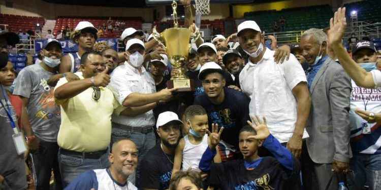 Pueblo Nuevo derrota al Cupes y se proclama campeón del Baloncesto Superior de Santiago